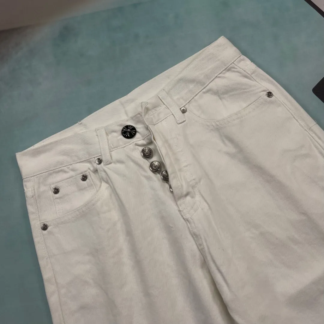 🅿️300 🔘Model No.-KL166 🔘Croxin𝐂𝐡𝐫𝐨𝐦𝐞 𝐇𝐞𝐚𝐫𝐭 White Bull King Metal Cross White Leather Heavy Duty Jeans* The brand of Croxin has always been famous for its high-end and design. The quality of these pants is unparalleled, and a pair is often hard to find at counters. It uses top-notch heavy-duty washing technology, the calf leather laser-cut cross is particularly exquisite, and the aged silver hardware adds a sense of retro and luxury. White denim fabric, paired with a cross leather design, is fashionable and individual. The straight version is also particularly slim. The style is the same for men and women, so whoever wears it will look better! The matching suggestions are as follows: Cool street style: Pair the upper body with a black short crop top, a black leather jacket, and black Martin boots. Wear a silver necklace and ring from Crowe Heart and walk on the street to feel cool. Casual fashion style: wear a simple white cotton T-shirt, a loose denim jacket, and white sneakers. Overall casual and comfortable, suitable for daily travel and shopping. High-end outfit: Pair it with a black silk-textured shirt, tuck it into pants, and put on a pair of black leather shoes. Wearing a black suit jacket will instantly enhance your temperament, and you can attend some formal occasions without any pressure.  Size: S M L XL (28.30.32.34) Color: White
